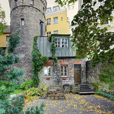 Historic Medieval House With Private Garden Apartman