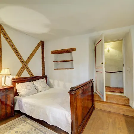 Historic Medieval House With Private Garden Apartman
