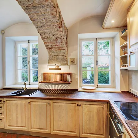 Historic Medieval House With Private Garden Apartman